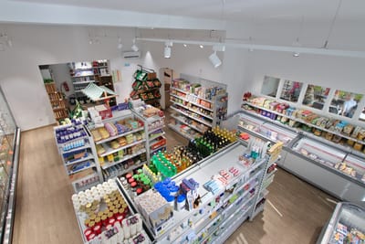 Blick von oben auf Regale und Kühltruhen im Verkaufsraum