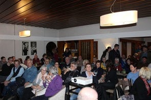 Volle Tischreihen im Saal: Gimbterinnen und Gimbter hören bei der Gründungsveranstaltung zu